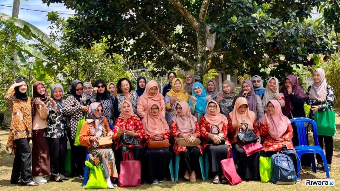 Dharma Wanita Persatuan Universitas Tidar Pelatihan Budidaya Maggot di Sumber agung Secang Magelang